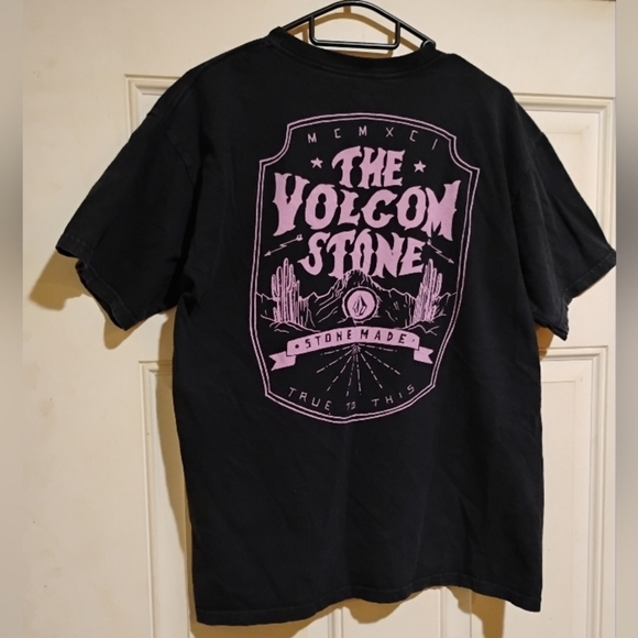 Volcom Size Medium Black Shirt With Volcom Logo On Front And Back - Picture 1 of 4
